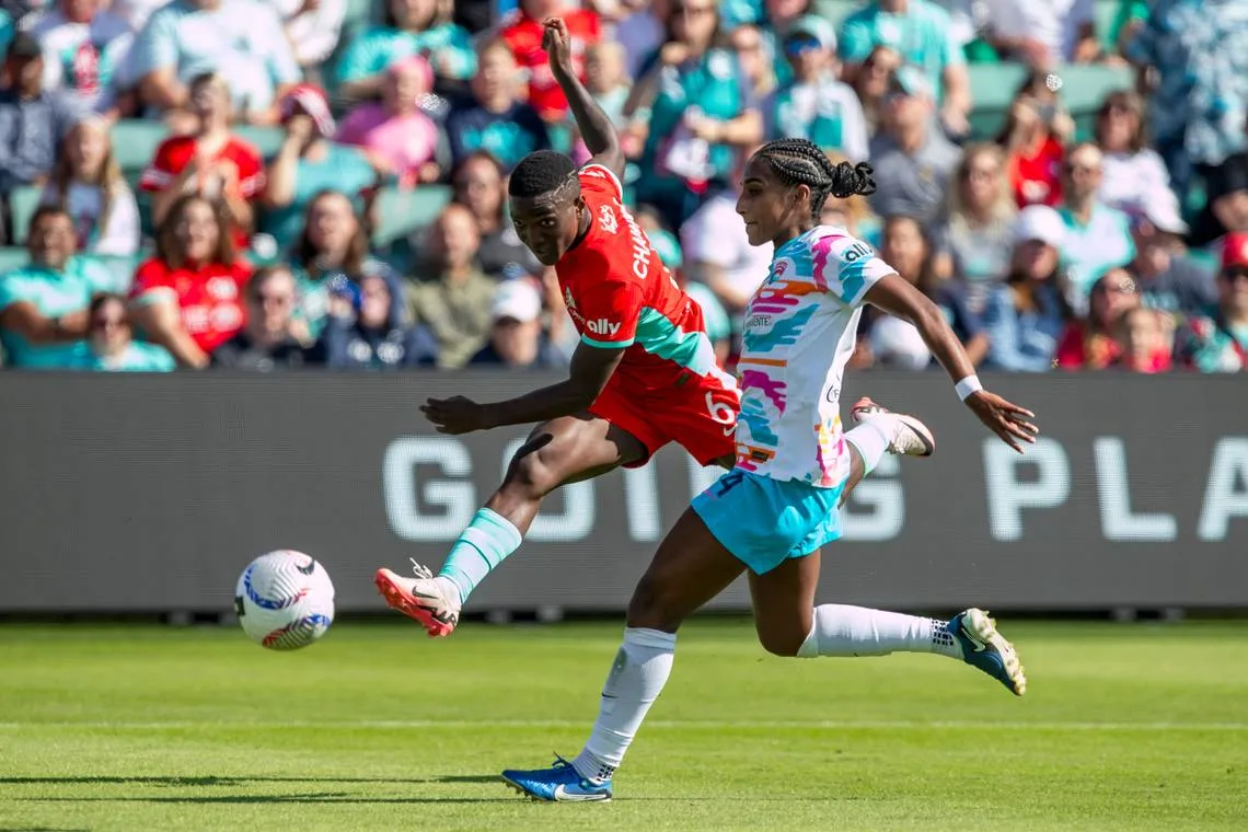 Kansas City Current forward Temwa Chawinga dribbles past defender in NWSL match