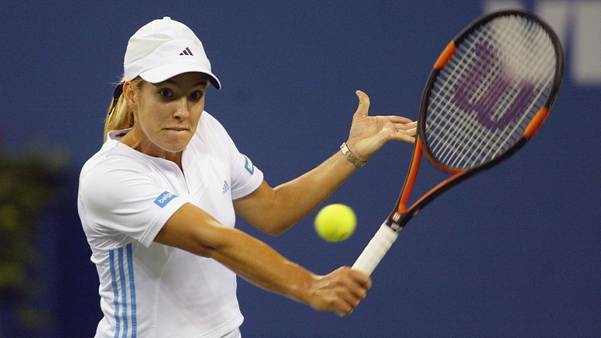 Justine Henin hitting a one-handed backhand at the 2007 US Open against Venus Williams, 7-time Grand Slam champion