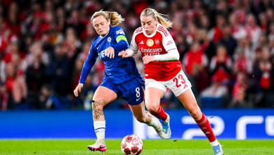 Chelsea's Erin Cuthbert stays close to Arsenal's Alessia Russo Arsenal FC (Getty Images)