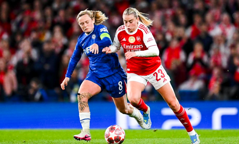 Chelsea's Erin Cuthbert stays close to Arsenal's Alessia Russo Arsenal FC (Getty Images)